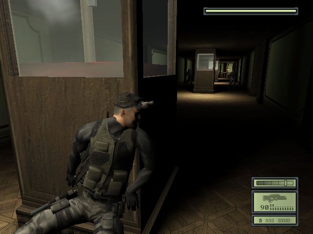 Tom Clancy's Splinter Cell Screenshot (Ubisoft E3 Press Kit Disc 2: Games 2002): Picking in the corridor (Xbox)