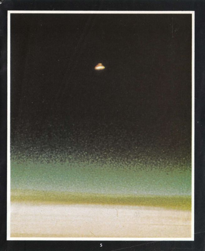 Captain Blood Other (Goodies): Exxos Art book: The Temple of Flying Saucers (Rho/Dublanche/von Spacekraft) Illustration: photo: AFP. (Ufo photographed from Concorde aircraft during solar eclipse, July 1, 1973).