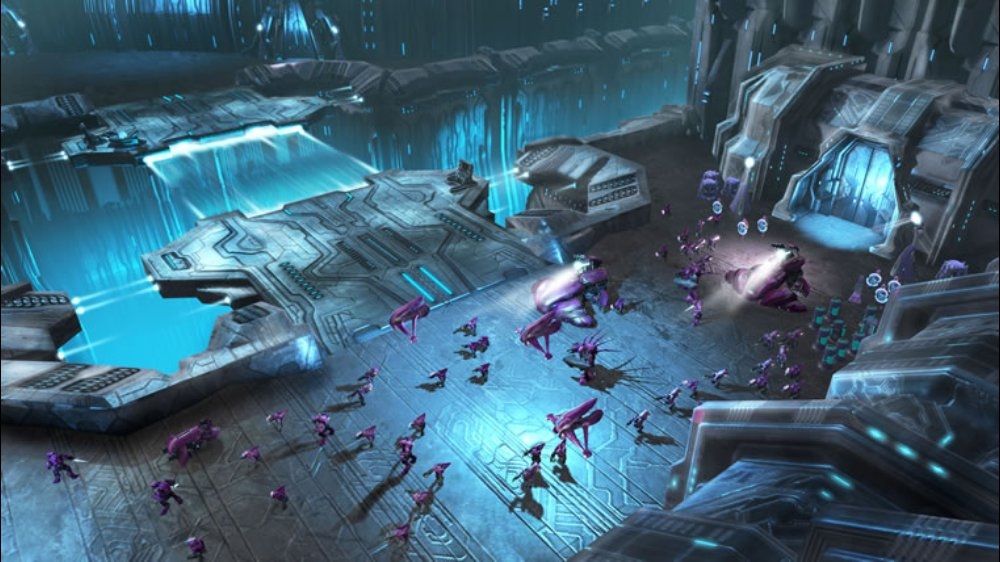 Halo Wars Screenshot (Xbox.com product page): Covenant forces marching towards enemies
