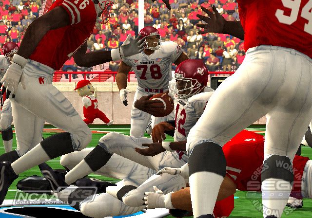 NCAA College Football 2K3 Screenshot (Sega E3 2002 Press Kit): Sooners tackle (PlayStation 2)