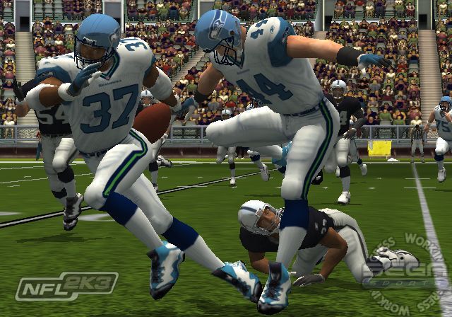 NFL 2K3 Screenshot (Sega E3 2002 Press Kit): Seahawks Run Xbox