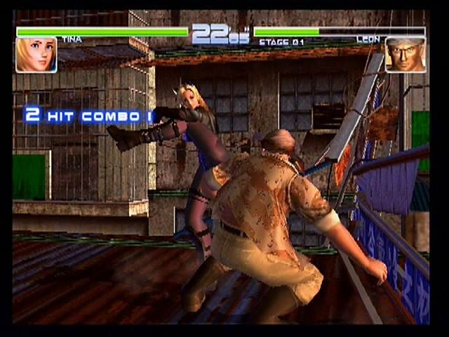 Dead or Alive 2 (PlayStation 2) screenshot: Striking a pose. Tina and new-comer Leon fight it out on a rooftop.