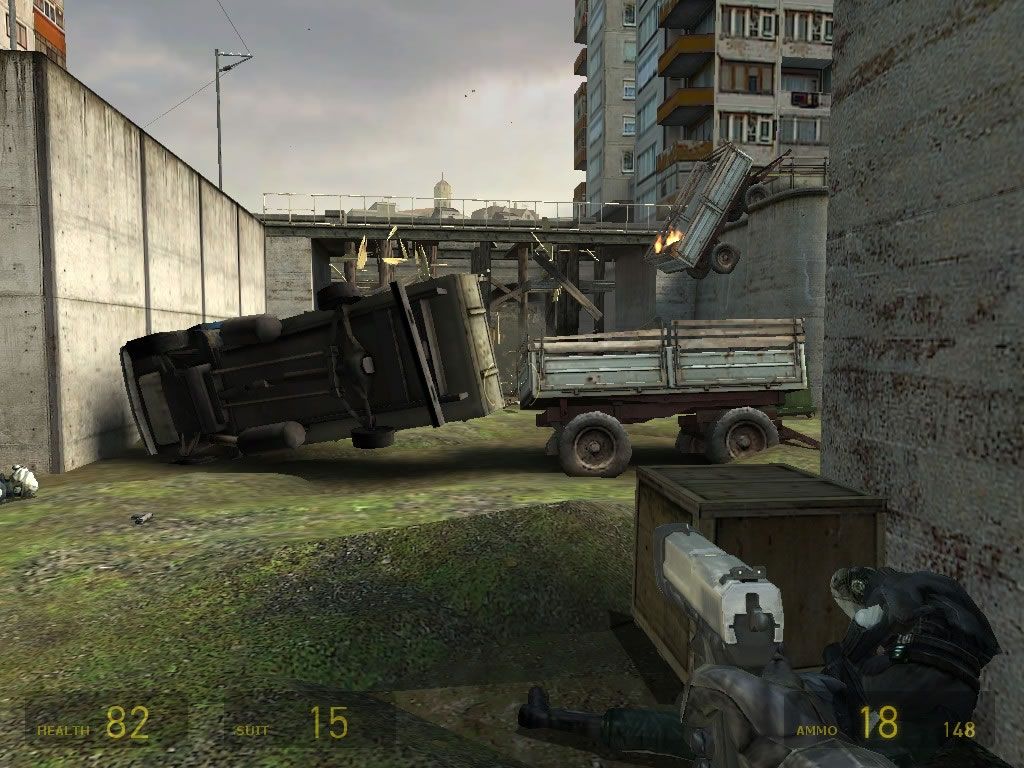 Half-Life 2 (Windows) screenshot: The many objects and the varied scenery offer different approaches to difficult situations.