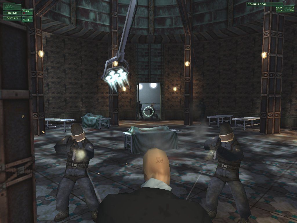 Hitman: Codename 47 (Windows) screenshot: Within the sinister Asylum, the Hitman does battle with an aggressive SWAT team determined to put an abrupt end to his career
