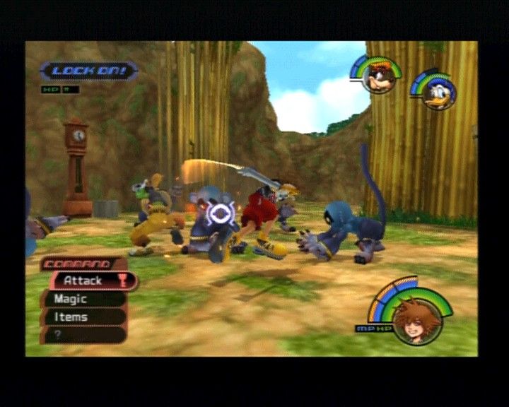 Kingdom Hearts (PlayStation 2) screenshot: Locking on the target can be helpful, but also give an aid to enemy if they attack in groups.
