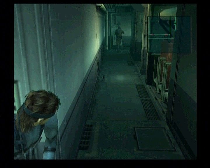 Metal Gear Solid 2: Substance (Xbox) screenshot: Snake is peeking around the corner while carefully planning the timing for a surprise.