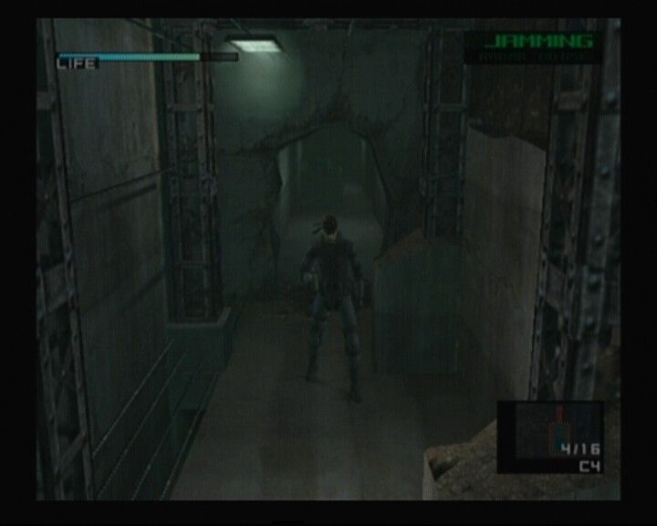 Metal Gear Solid: The Twin Snakes (GameCube) screenshot: Snake holding a C4 trigger, ready to squeeze.