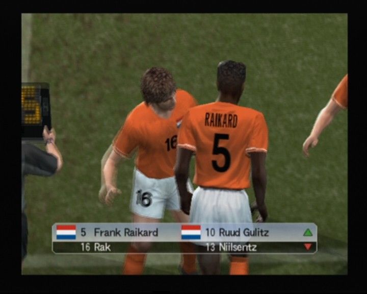 World Soccer: Winning Eleven 9 (PlayStation 2) screenshot: Replacing the players