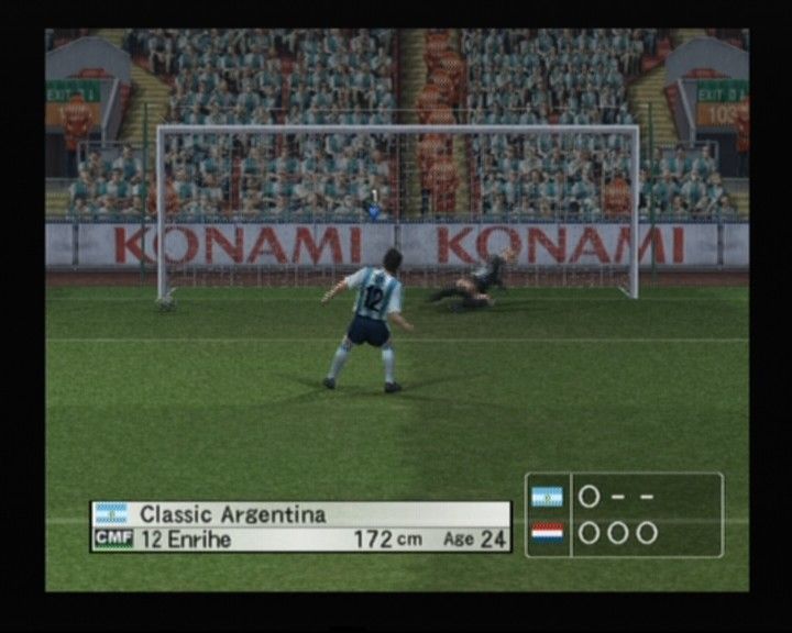 World Soccer: Winning Eleven 8 International (PlayStation 2) screenshot: The keeper didn't read this ball right, but alas, the kicker missed the entire goal anyway