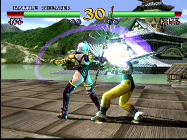 SoulCalibur (Dreamcast) screenshot: Ivy brings her sword up over her head to crash down on his