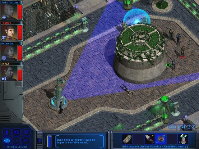 Star Trek: Away Team (Windows) screenshot: Sabotage! The Romulans have dreadful nanite machines that need to be put "off-line". Our team has trouble with the guards and the securicam. (German Version)