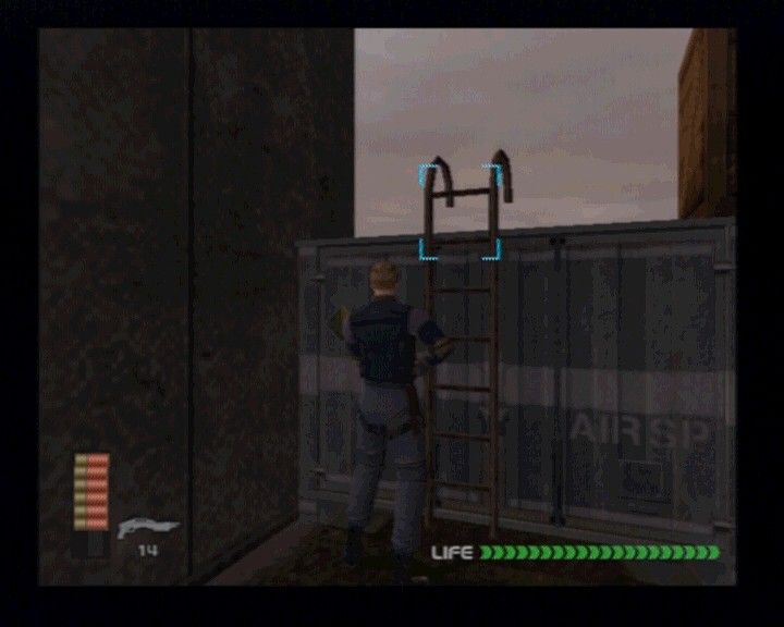 WinBack: Covert Operations (PlayStation 2) screenshot: Blue flash indicates items you can take, or objects you may interact with.