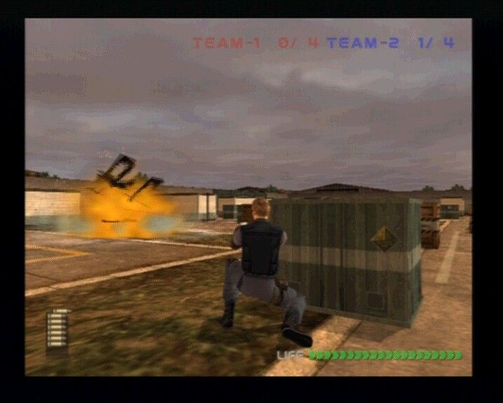WinBack: Covert Operations (PlayStation 2) screenshot: Blasting stuff in multiplayer mode.