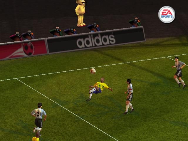 2002 FIFA World Cup (Windows) screenshot: A bicycle kick