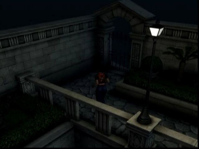 Resident Evil: Code: Veronica (Dreamcast) screenshot: Nice courtyard, but beware of dogs