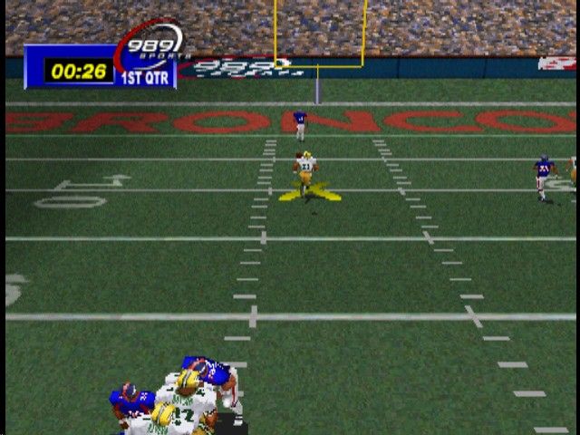 NFL GameDay 99 (PlayStation) screenshot: Running out for the pass.