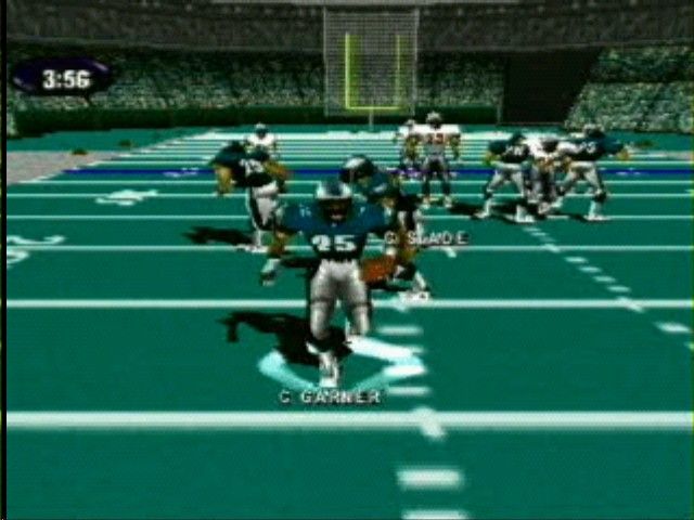 NFL Xtreme (PlayStation) screenshot: Another running play