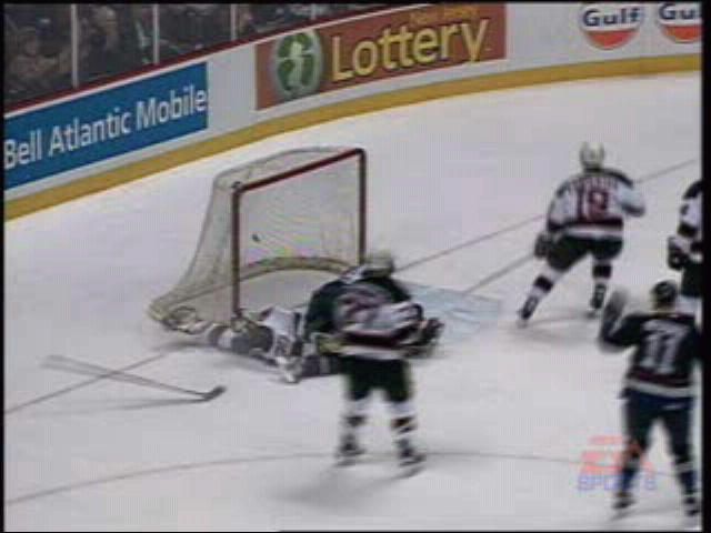 NHL 2000 (Windows) screenshot: "This is the noise that keeps me awake..."
