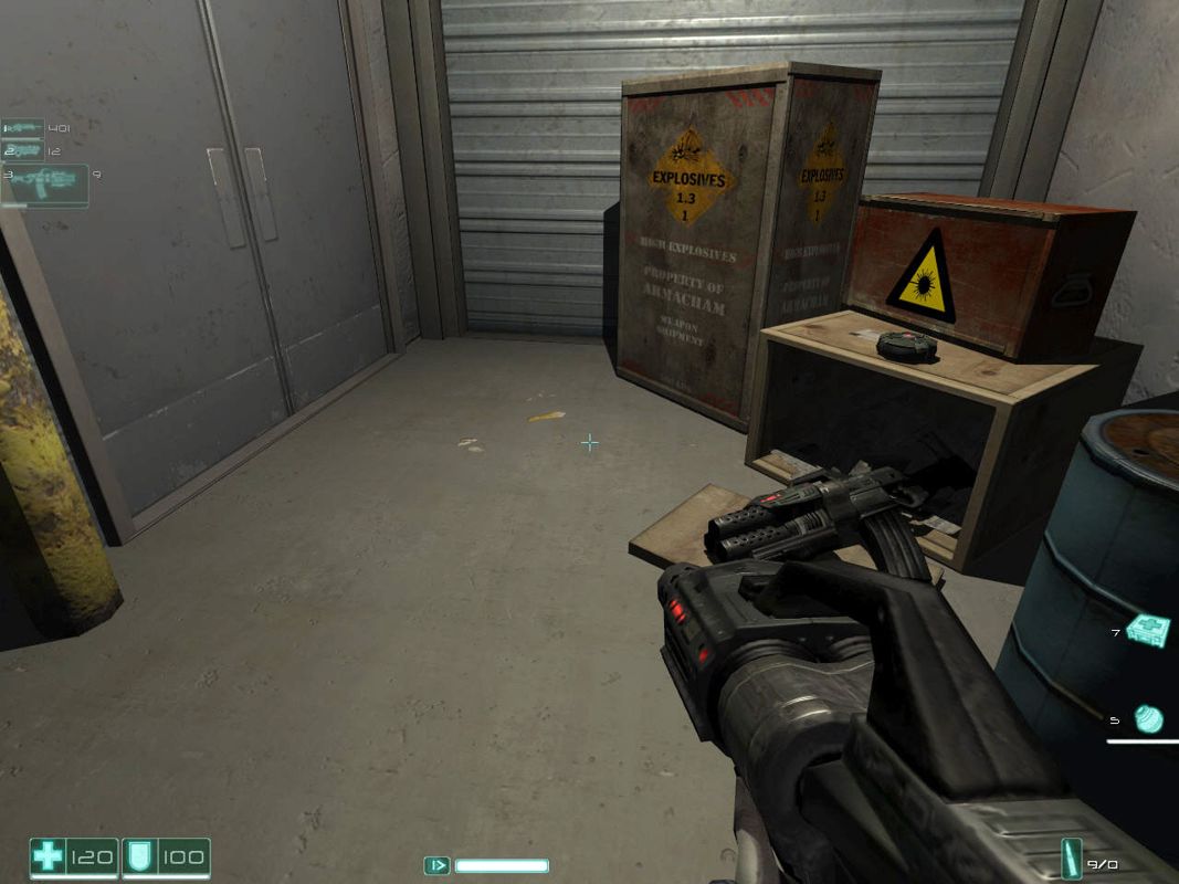 F.E.A.R.: Extraction Point (Windows) screenshot: You can destroy wooden crates for weapons and other useful items.