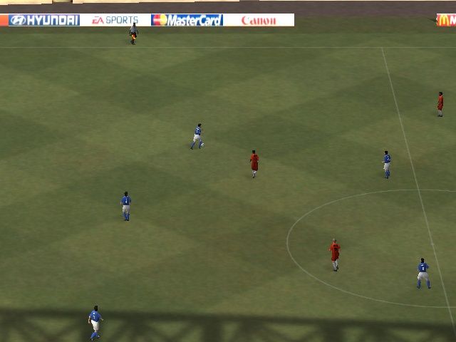 UEFA Euro 2004 Portugal (Windows) screenshot: The default camera provides an ample view of the field