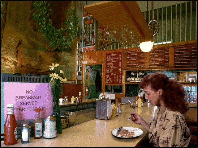 In the 1st Degree (Windows 16-bit) screenshot: Meeting the inspector at her usual breakfast spot.