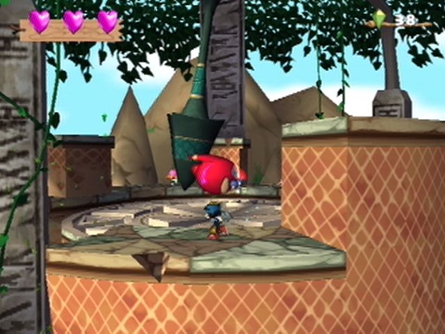 Klonoa 2: Lunatea's Veil (PlayStation 2) screenshot: Throw the Moo at the pendulum to send it swinging back and forth.