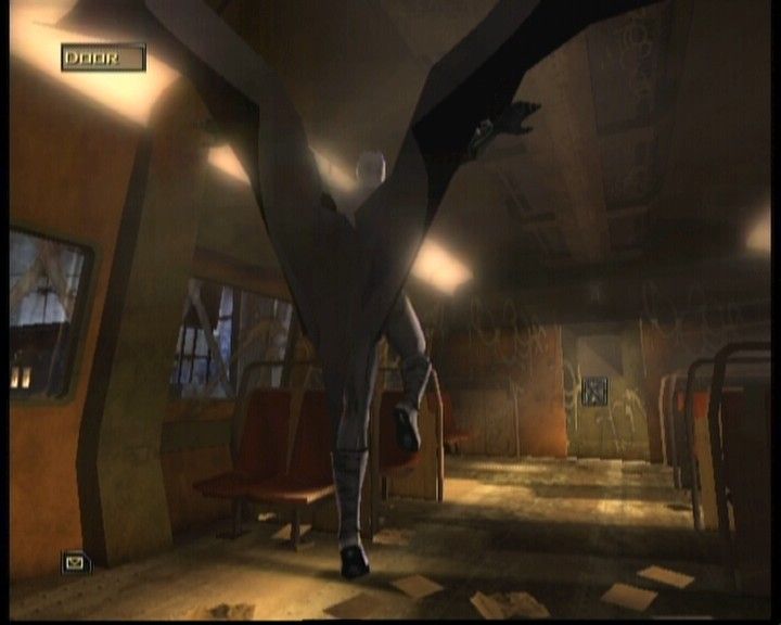 Batman Begins (Xbox) screenshot: Batman cannot fly, but his winged cloak will let him glide from any height.