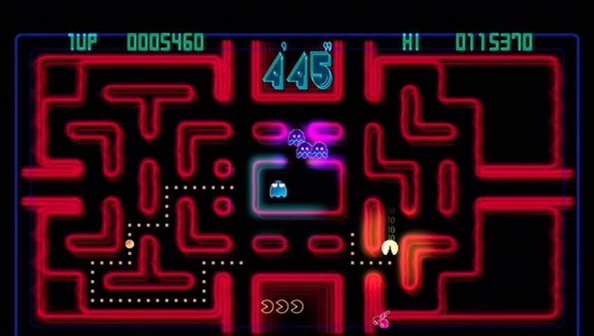 Pac-Man: Championship Edition (Xbox 360) screenshot: Grab the Power Pellets so that you can eat the ghosts!