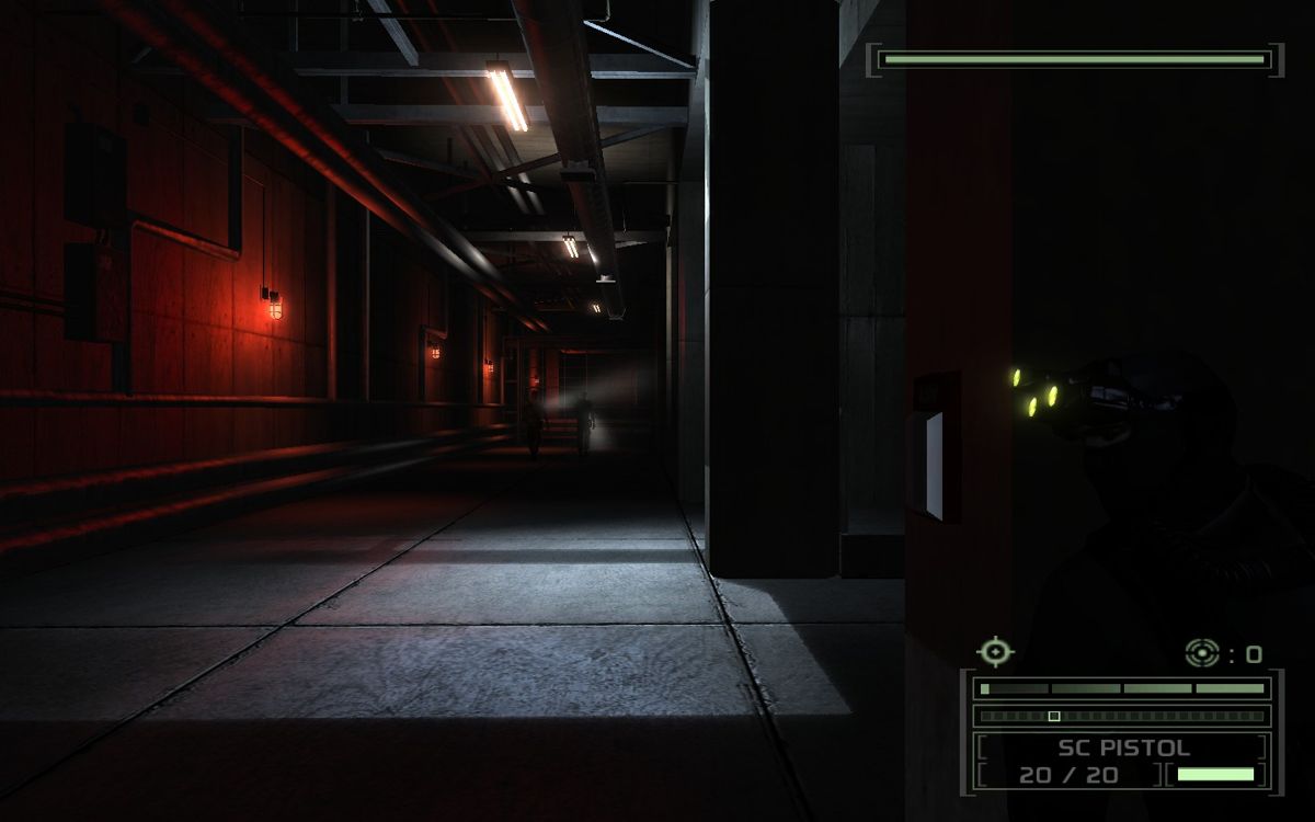 Tom Clancy's Splinter Cell: Chaos Theory (Windows) screenshot: Checking that the way is clear before moving on.