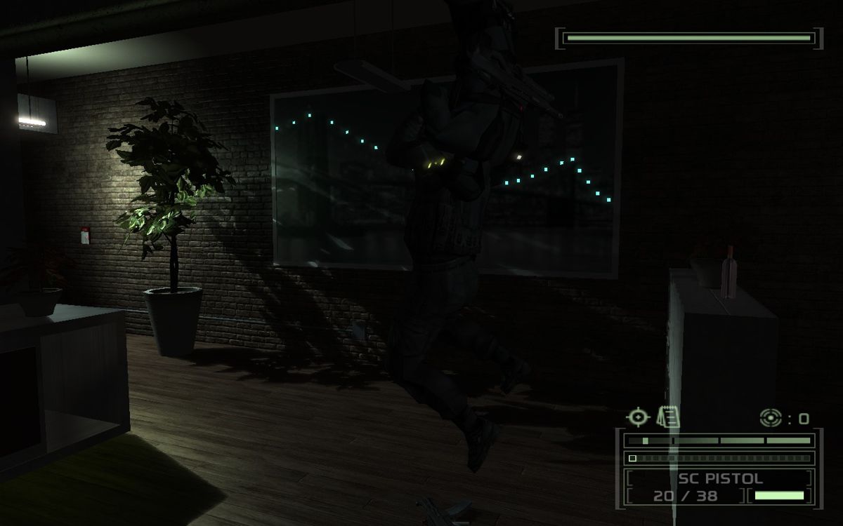 Tom Clancy's Splinter Cell: Chaos Theory (Windows) screenshot: Strangling an enemy while hanging from the roof.