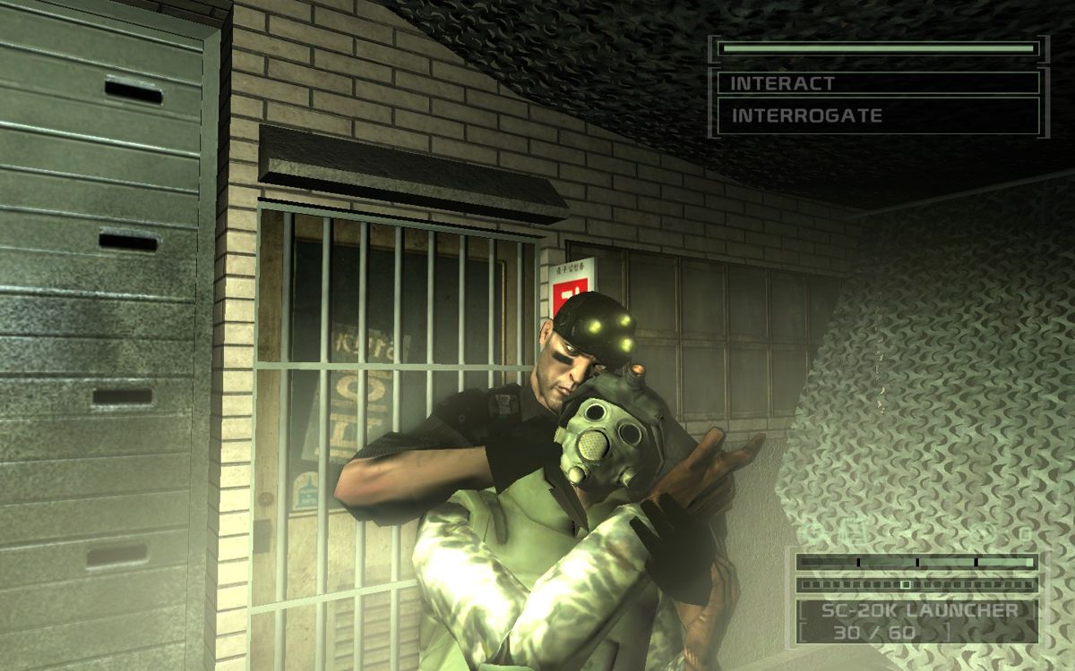 Tom Clancy's Splinter Cell: Chaos Theory (Windows) screenshot: Interrogating a special ops member.