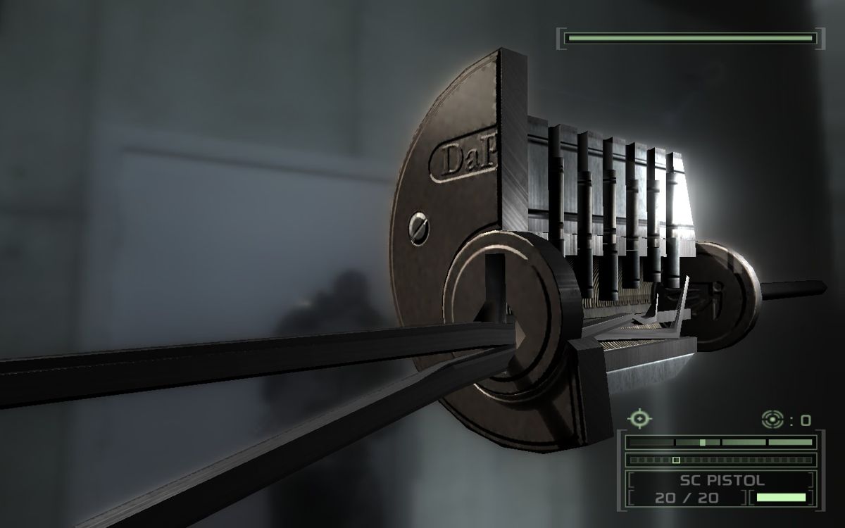 Tom Clancy's Splinter Cell: Chaos Theory (Windows) screenshot: Picking a lock.