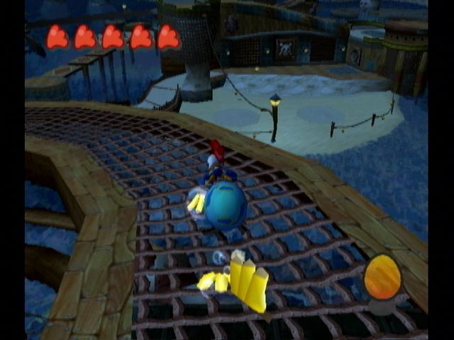 Billy Hatcher and the Giant Egg (GameCube) screenshot: Rolling an egg down a winding ramp, while feeding it bananas.