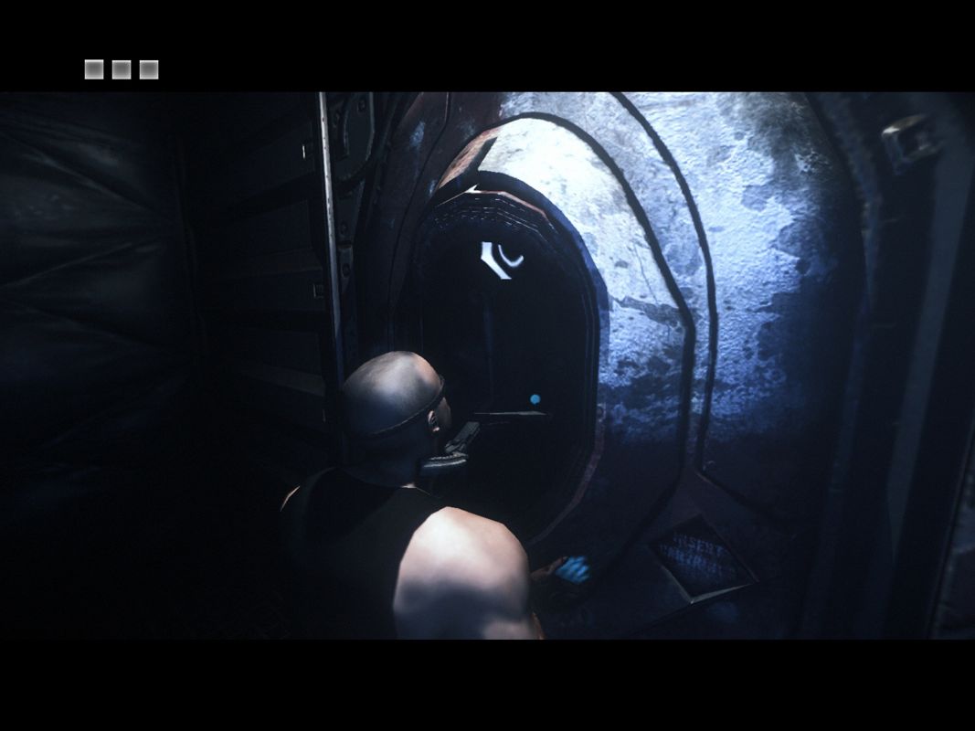 The Chronicles of Riddick: Assault on Dark Athena (Windows) screenshot: This machine heals Riddick.