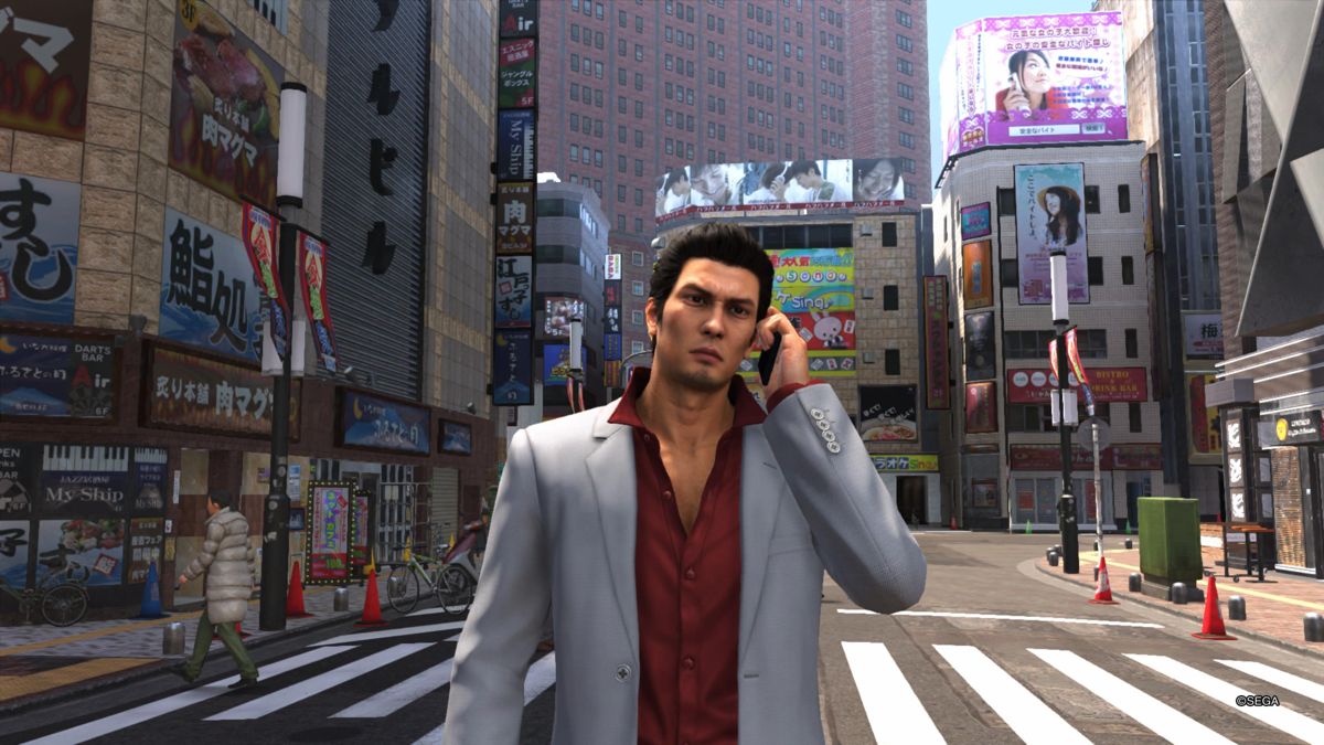 Yakuza 6: The Song of Life (PlayStation 4) screenshot: Kiryu still has his cellphone... well, a smartphone now