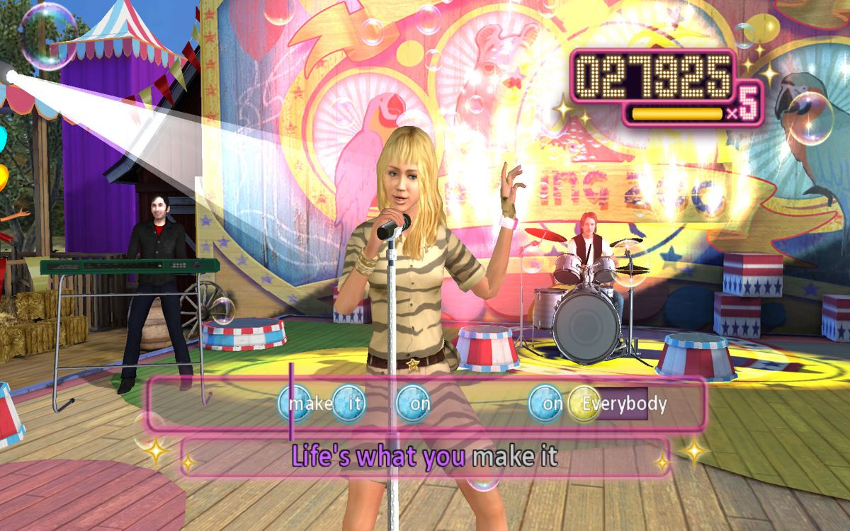 Hannah Montana: The Movie (Windows) screenshot: Singing on a microphone.