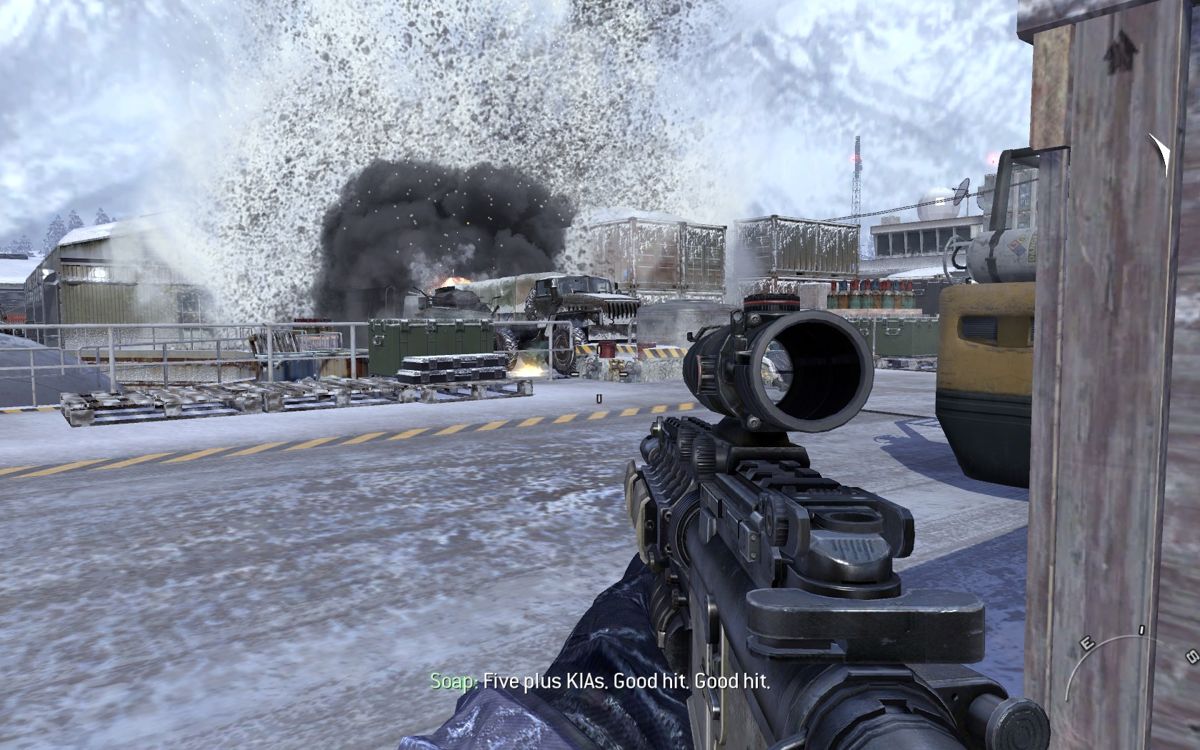 Call of Duty Modern Warfare 2 original de 2009 em primeira pessoa com arma apontada em instalação nevada