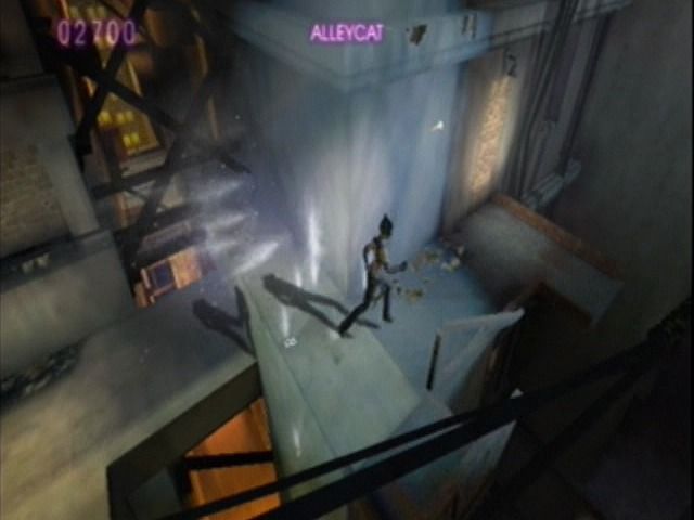 Catwoman (GameCube) screenshot: Escaping on the rooftops under the heavy police fire.
