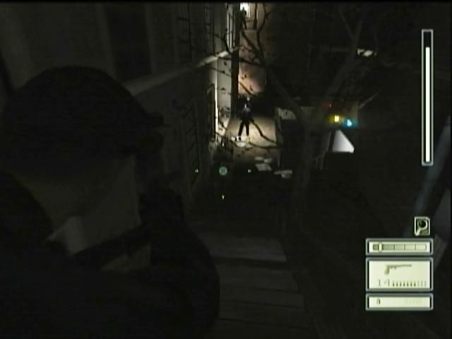 Tom Clancy's Splinter Cell (Xbox) screenshot: Dark alley with guards