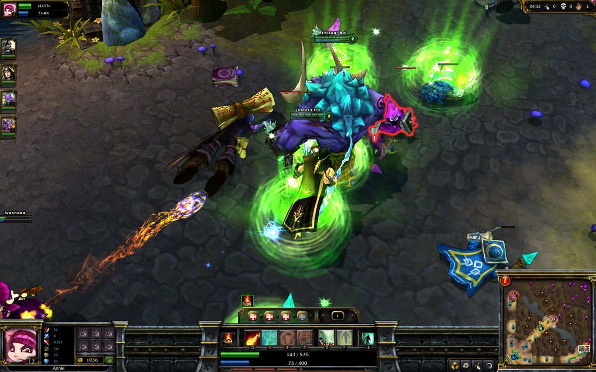 League of Legends (Windows) screenshot: My champion casted a healing spell (the green glow).