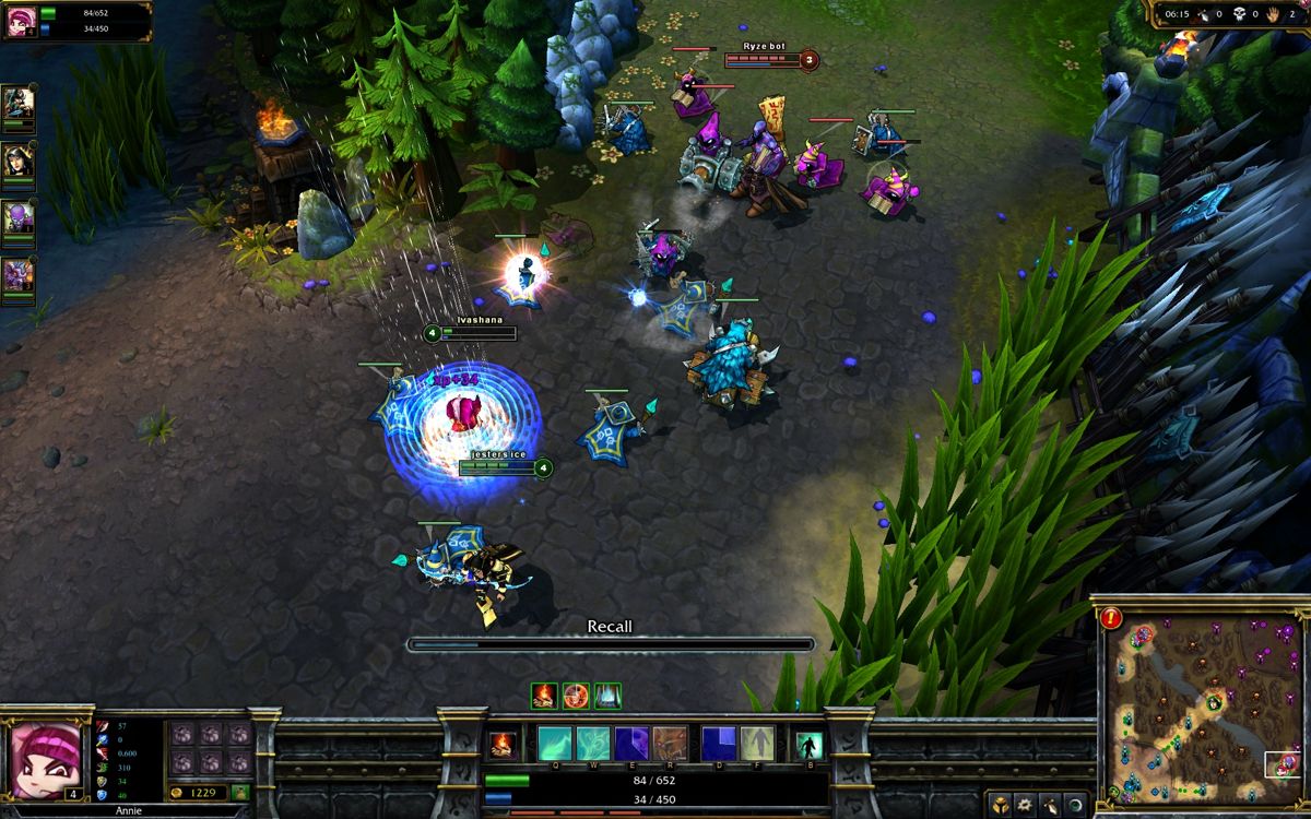 League of Legends (Windows) screenshot: Annie is nearly dead and uses the recall-spell to return to safety.