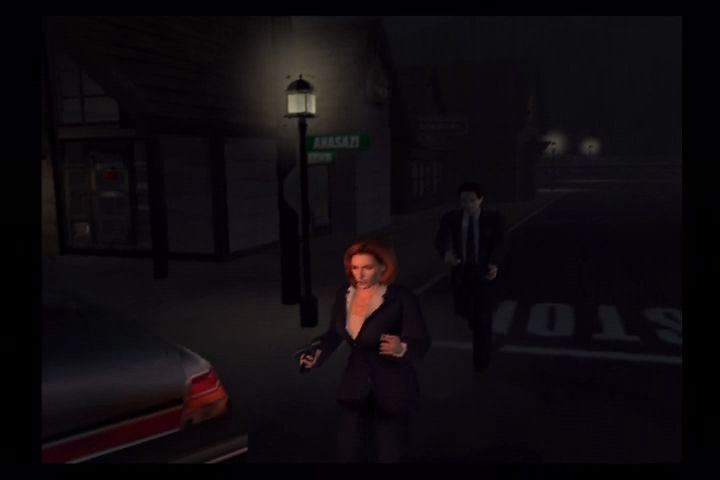 The X-Files: Resist or Serve (PlayStation 2) screenshot: Mulder and Scully reconnect.