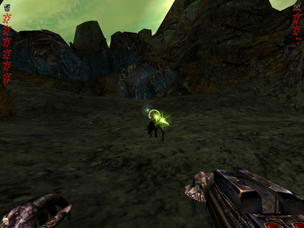 Aliens Versus Predator 2: Primal Hunt (Windows) screenshot: Turns out the planet has Aliens! Here, the Pred uses his new energy flechette.