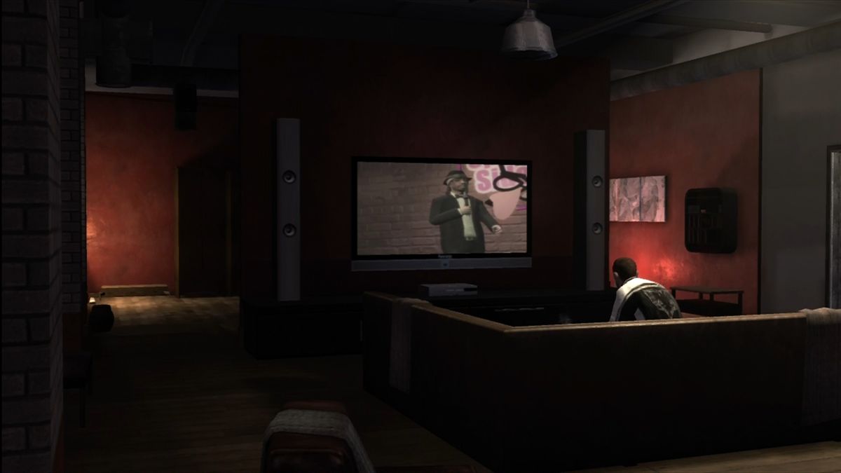 Grand Theft Auto IV (Xbox 360) screenshot: Watching Katt Williams standup in a high-class safehouse.