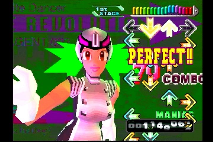 Dance Dance Revolution: Konamix (PlayStation) screenshot: The main gameplay screen tells you how you're doing, your current combo, score, and tries to distract you with dancing characters.