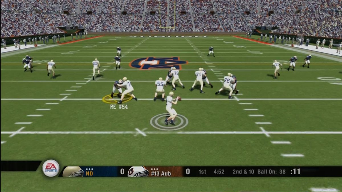 NCAA Football 08 (Xbox 360) screenshot: Making a passing play.