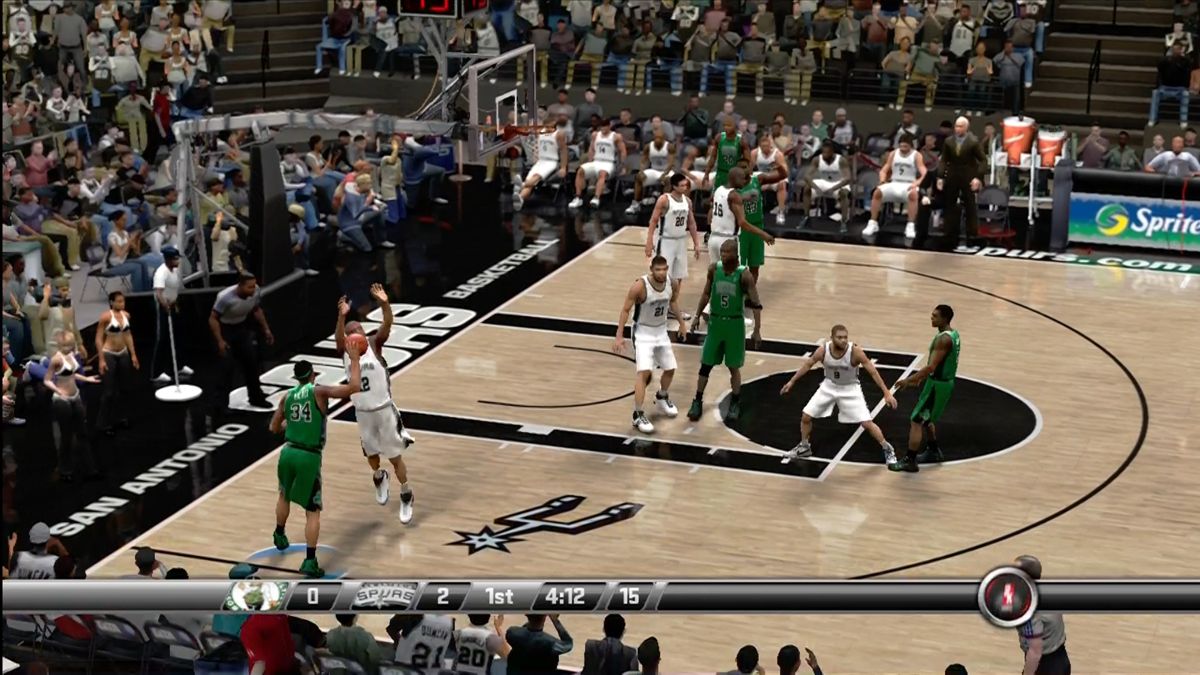 NBA 2K8 (Xbox 360) screenshot: Pass to the open guy for a three-point attempt.