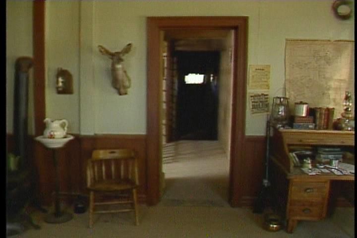Mad Dog McCree (Windows) screenshot: Inside the Sheriff's Office.