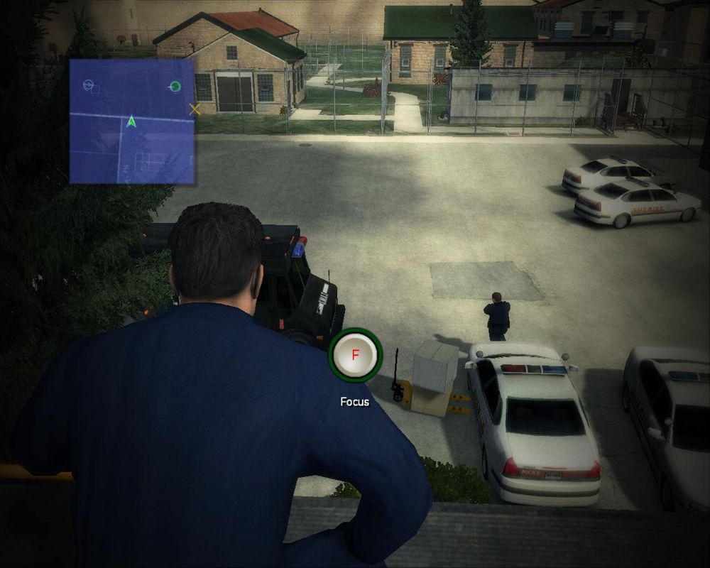 Prison Break: The Conspiracy (Windows) screenshot: Police doesn't think that you may climb the roofs of the prison