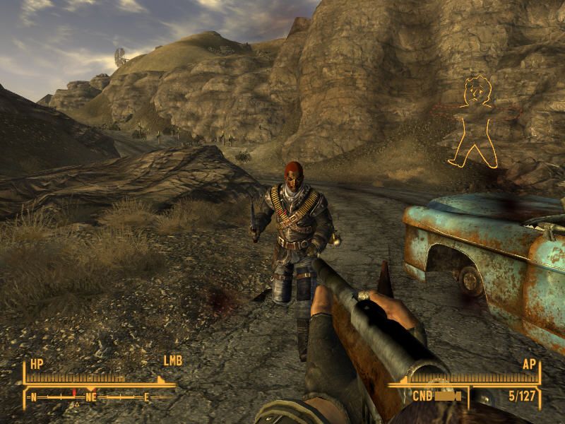 Fallout: New Vegas (Windows) screenshot: Using a rifle to fight a power ganger near a rusty car skeleton
